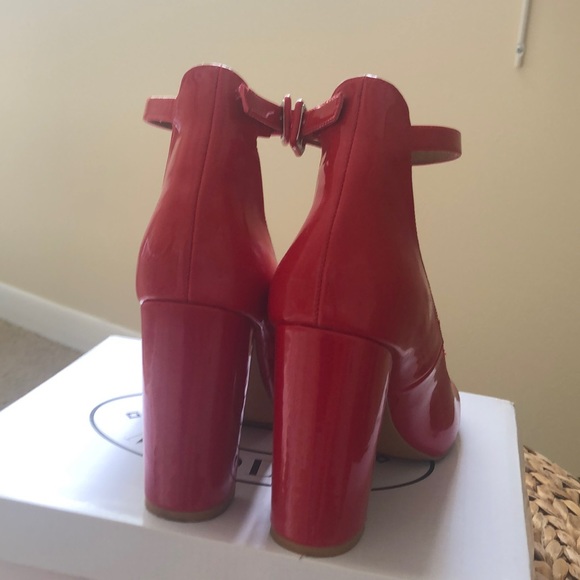 STEVE MADDEN RED SHOES 👠 - Picture 5 of 8